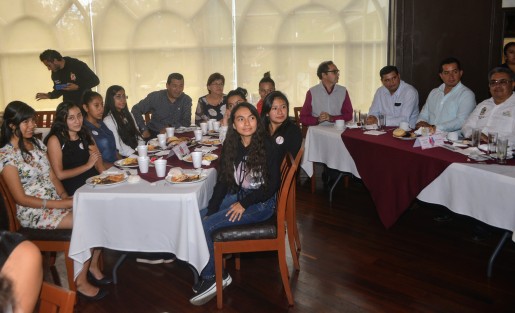 Con emotivo evento se llevó a cabo la presentación de las quinceañeras ganadoras de la Convocatoria DIF Municipal y Diario de Xalapa Celebran tus XV años.  