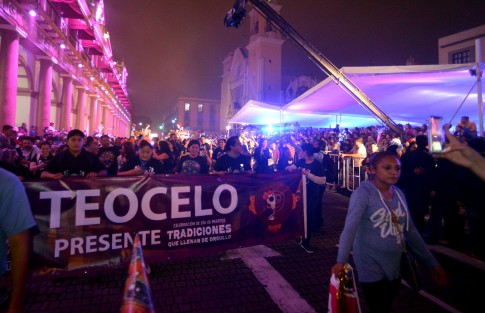 Durante el desfile de catrinas que inició en el Teatro del Estado y culminó en el parque Los Berros destacó la presencia del municipio de Teocelo encabezados por el alcalde Mario A. Chama Díaz, la síndica Zaira del Carmen y la directora del DIF Municipal, Mara Chama, quienes acompañados con música y danzantes destacaron durante el desfile.   
