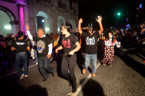 Durante el desfile de catrinas que inició en el Teatro del Estado y culminó en el parque Los Berros destacó la presencia del municipio de Teocelo encabezados por el alcalde Mario A. Chama Díaz, la síndica Zaira del Carmen y la directora del DIF Municipal, Mara Chama, quienes acompañados con música y danzantes destacaron durante el desfile.   