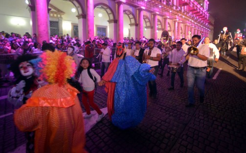 Durante el desfile de catrinas que inició en el Teatro del Estado y culminó en el parque Los Berros destacó la presencia del municipio de Teocelo encabezados por el alcalde Mario A. Chama Díaz, la síndica Zaira del Carmen y la directora del DIF Municipal, Mara Chama, quienes acompañados con música y danzantes destacaron durante el desfile.   