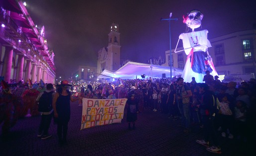 Durante el desfile de catrinas que inició en el Teatro del Estado y culminó en el parque Los Berros destacó la presencia del municipio de Teocelo encabezados por el alcalde Mario A. Chama Díaz, la síndica Zaira del Carmen y la directora del DIF Municipal, Mara Chama, quienes acompañados con música y danzantes destacaron durante el desfile.   