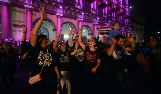 Durante el desfile de catrinas que inició en el Teatro del Estado y culminó en el parque Los Berros destacó la presencia del municipio de Teocelo encabezados por el alcalde Mario A. Chama Díaz, la síndica Zaira del Carmen y la directora del DIF Municipal, Mara Chama, quienes acompañados con música y danzantes destacaron durante el desfile.   