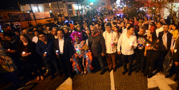 Durante el desfile de catrinas que inició en el Teatro del Estado y culminó en el parque Los Berros destacó la presencia del municipio de Teocelo encabezados por el alcalde Mario A. Chama Díaz, la síndica Zaira del Carmen y la directora del DIF Municipal, Mara Chama, quienes acompañados con música y danzantes destacaron durante el desfile.   