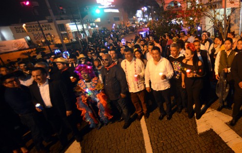 Durante el desfile de catrinas que inició en el Teatro del Estado y culminó en el parque Los Berros destacó la presencia del municipio de Teocelo encabezados por el alcalde Mario A. Chama Díaz, la síndica Zaira del Carmen y la directora del DIF Municipal, Mara Chama, quienes acompañados con música y danzantes destacaron durante el desfile.   