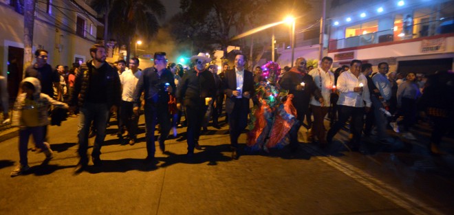 El gobernador Cuitláhuc García Jiménez, acompañado del secretario de Gobierno, Eric Cisneros, y otros funcionarios, encabezaron el desfile de Día de Muertos organizado por el Gobierno del Estado, en el que participaron varias dependencias y bandas de escuelas de la ciudad, además de otros contingentes.   