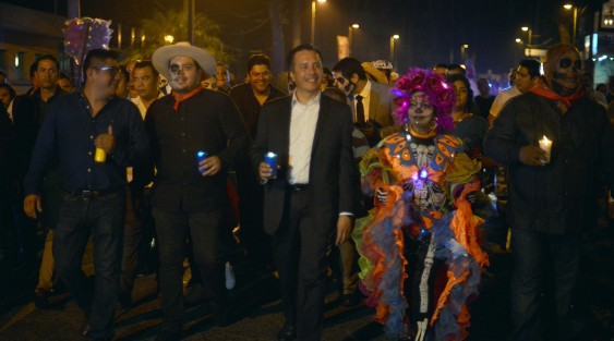 El gobernador Cuitláhuc García Jiménez, acompañado del secretario de Gobierno, Eric Cisneros, y otros funcionarios, encabezaron el desfile de Día de Muertos organizado por el Gobierno del Estado, en el que participaron varias dependencias y bandas de escuelas de la ciudad, además de otros contingentes.   