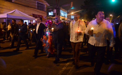 El gobernador Cuitláhuc García Jiménez, acompañado del secretario de Gobierno, Eric Cisneros, y otros funcionarios, encabezaron el desfile de Día de Muertos organizado por el Gobierno del Estado, en el que participaron varias dependencias y bandas de escuelas de la ciudad, además de otros contingentes.   