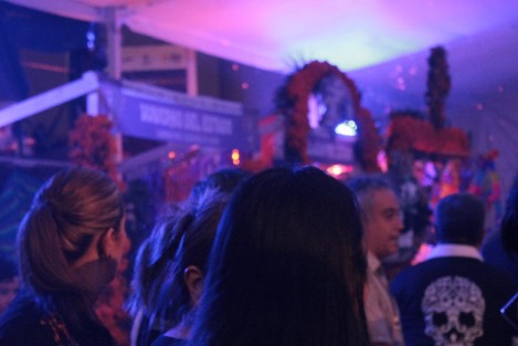 Un conato de incendio de un altar se suscitó en la muestra de altares de la Plaza Lerdo cuando recién terminaba el desfile de Día de Muertos. Cabe recordar que esta clase de accidentes suele repetirse en estas festividades por lo que se recomienda no descuidar sus altares. 