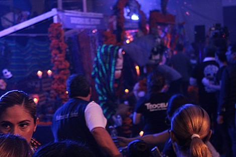 Un conato de incendio de un altar se suscitó en la muestra de altares de la Plaza Lerdo cuando recién terminaba el desfile de Día de Muertos. Cabe recordar que esta clase de accidentes suele repetirse en estas festividades por lo que se recomienda no descuidar sus altares. 