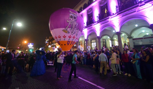 Aspectos del desfile de Día de Muertos organizado por el Gobierno del Estado.