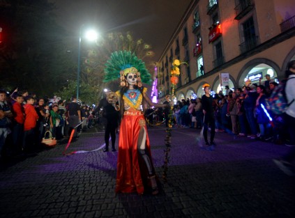 Aspectos del desfile de Día de Muertos organizado por el Gobierno del Estado.