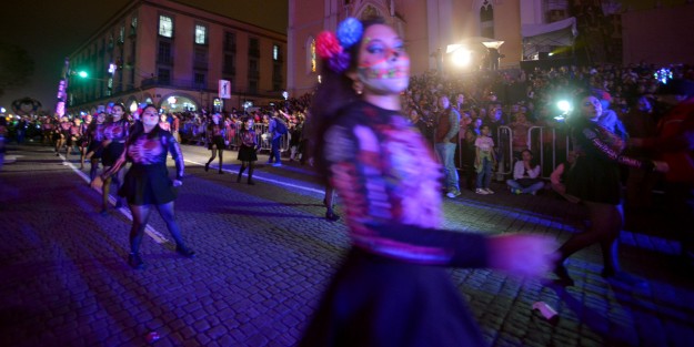 Aspectos del desfile de Día de Muertos organizado por el Gobierno del Estado. 