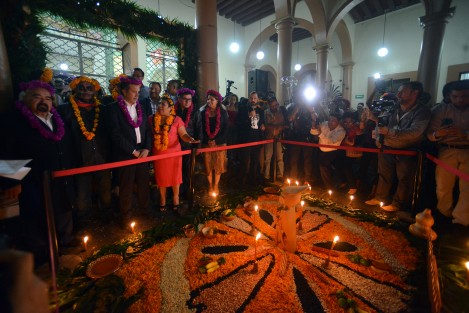 El gobernador Cuitláhuac García  en compañía de funcionarios de gobierno inauguró la muestra de altares del patio central de Palacio de Gobierno.