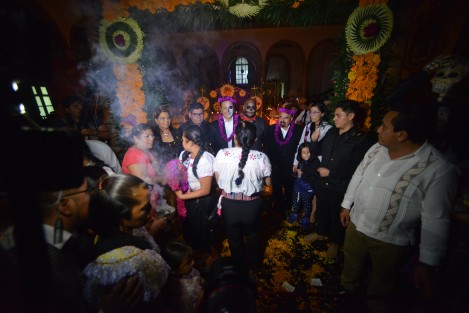 El gobernador Cuitláhuac García  en compañía de funcionarios de gobierno inauguró la muestra de altares del patio central de Palacio de Gobierno.