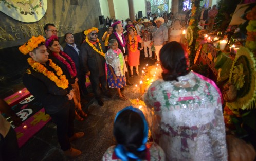 El gobernador Cuitláhuac García  en compañía de funcionarios de gobierno inauguró la muestra de altares del patio central de Palacio de Gobierno.