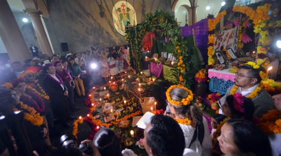 El gobernador Cuitláhuac García  en compañía de funcionarios de gobierno inauguró la muestra de altares del patio central de Palacio de Gobierno.