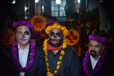 El gobernador Cuitláhuac García  en compañía de funcionarios de gobierno inauguró la muestra de altares del patio central de Palacio de Gobierno.