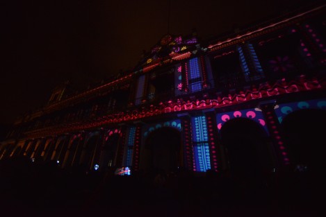 Al final del recorrido se pudo apreciar el video maping sobre el Palacio de Gobierno.