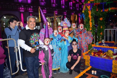 Destacada presencia de Teocelo, Ver.en los festejos de  Día de Muertos en Xalapa.  El contingente de La Tierra del Dios Tigre estuvo encabezado por el Alcalde Mario Chama Díaz; la Síndica Municipal, Zayra del Carmen Martínez Andrade; y la Presidenta del Sistema Municipal DIF, Mara Chama Díaz. 