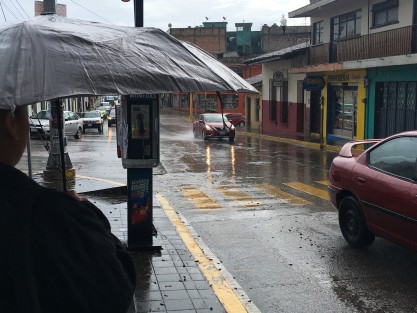 El frente frío núm. 8 cruza a esta hora la zona entre Nautla y Veracruz previéndose alcance la región sur esta tarde donde se estacionaría por lo menos hasta el domingo 3 de noviembre, en este periodo ocasionará cielo nublado y condiciones para tormentas, nieblas, lloviznas y lluvias muy fuertes, estás últimas especialmente en la zona sur. 