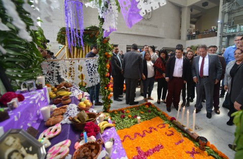 En la explanada del Palacio Legislativo se realizó el concurso interno de altares, previo a la sesión extraordinaria. 