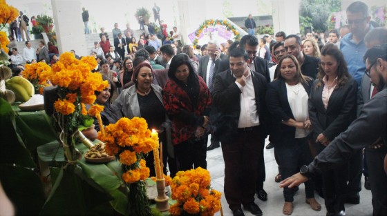 En el marco de la conmemoración del Día de Muertos y con la finalidad de preservar las tradiciones mexicanas, el Congreso del Estado de Veracruz llevó a cabo una muestra de altares en la explanada de este recinto. 