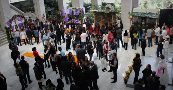 En el marco de la conmemoración del Día de Muertos y con la finalidad de preservar las tradiciones mexicanas, el Congreso del Estado de Veracruz llevó a cabo una muestra de altares en la explanada de este recinto. 