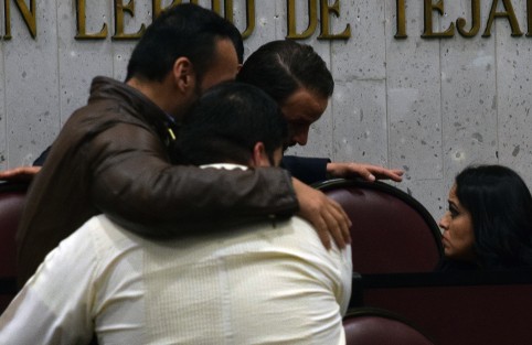 Durante la sesión extraordinaria de la LXV Legislatura de Veracruz, en la cual se rechazó la Cuenta  Pública 2018, prevalecieron los abrazos sobre los guamazos.  