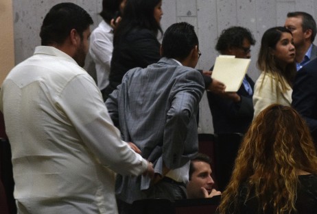Durante la sesión extraordinaria de la LXV Legislatura de Veracruz, en la cual se rechazó la Cuenta  Pública 2018, prevalecieron los abrazos sobre los guamazos.  