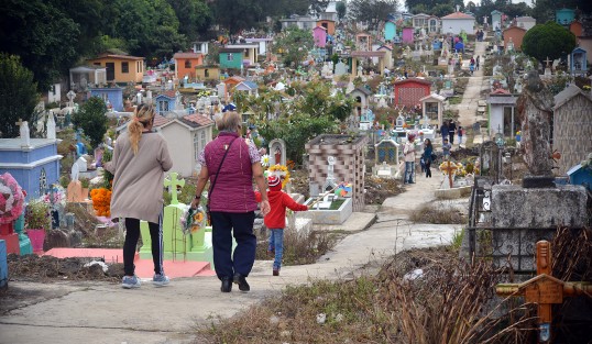 Cientos de personas se dan cita como cada año en los distintos panteones de la ciudad y municipios aledaños para visitar los restos mortuorios de sus seres queridos, en estos días de muertos.