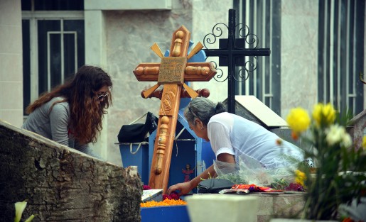 Cientos de personas se dan cita como cada año en los distintos panteones de la ciudad y municipios aledaños para visitar los restos mortuorios de sus seres queridos, en estos días de muertos.