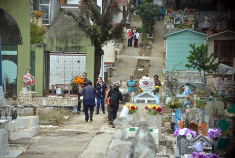 Cientos de personas se dan cita como cada año en los distintos panteones de la ciudad y municipios aledaños para visitar los restos mortuorios de sus seres queridos, en estos días de muertos.