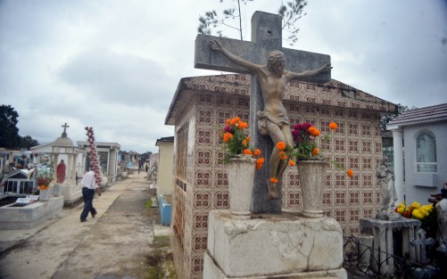 Cientos de personas se dan cita como cada año en los distintos panteones de la ciudad y municipios aledaños para visitar los restos mortuorios de sus seres queridos, en estos días de muertos.