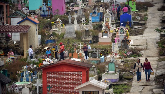 Cientos de personas se dan cita como cada año en los distintos panteones de la ciudad y municipios aledaños para visitar los restos mortuorios de sus seres queridos, en estos días de muertos.