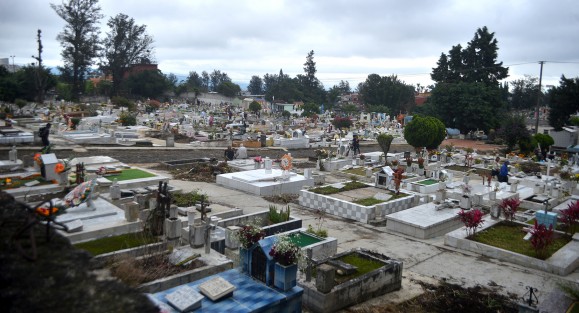 Cientos de personas se dan cita como cada año en los distintos panteones de la ciudad y municipios aledaños para visitar los restos mortuorios de sus seres queridos, en estos días de muertos.