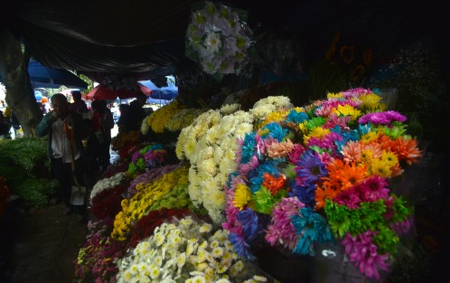 Comerciantes de varias partes de Veracruz, incluso de Puebla, llegan al panteón a expender sus productos.