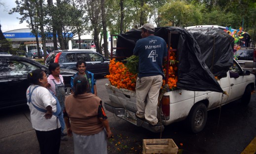 Comerciantes de varias partes de Veracruz, incluso de Puebla, llegan al panteón a expender sus productos.