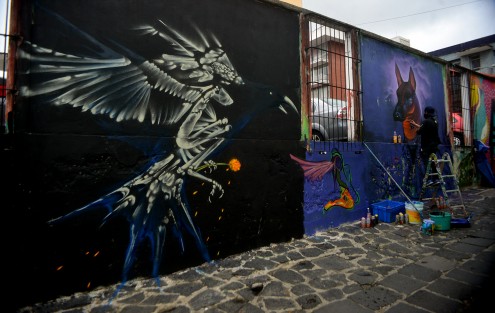 Jovenes grafiteros pintan paredes con motivos de Día de Muertos para que los visitantes puedan apreciar una parte del arte de esta ciudad. 