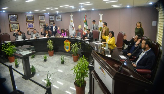  En la sesión de la mañana del lunes en el Congreso del Estado, el Presidente de la Mesa Directiva, declaró un receso. No señaló por cuánto tiempo... (y se desconoce el motivo...), para iniciar otra sesión a puerta cerrada en la Junta de Coordinación Política.