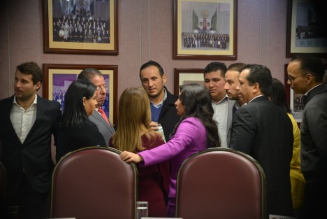  En la sesión de la mañana del lunes en el Congreso del Estado, el Presidente de la Mesa Directiva, declaró un receso. No señaló por cuánto tiempo... (y se desconoce el motivo...), para iniciar otra sesión a puerta cerrada en la Junta de Coordinación Política.