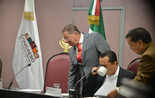  En la sesión de la mañana del lunes en el Congreso del Estado, el Presidente de la Mesa Directiva, declaró un receso. No señaló por cuánto tiempo... (y se desconoce el motivo...), para iniciar otra sesión a puerta cerrada en la Junta de Coordinación Política.