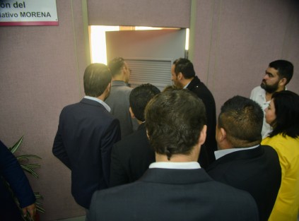  En la sesión de la mañana del lunes en el Congreso del Estado, el Presidente de la Mesa Directiva, declaró un receso. No señaló por cuánto tiempo... (y se desconoce el motivo...), para iniciar otra sesión a puerta cerrada en la Junta de Coordinación Política.