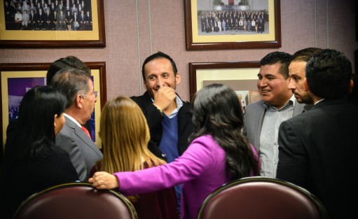  En la sesión de la mañana del lunes en el Congreso del Estado, el Presidente de la Mesa Directiva, declaró un receso. No señaló por cuánto tiempo... (y se desconoce el motivo...), para iniciar otra sesión a puerta cerrada en la Junta de Coordinación Política.