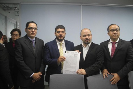  Zenyazen Escobar,  secretario de Educación, acompañado del Rector de la Universidad Popular Autónoma de Veracruz, presentó una denuncia ante la Fiscalía Anticorrupción, por presuntos malos manejos de recursos en esta Institución.