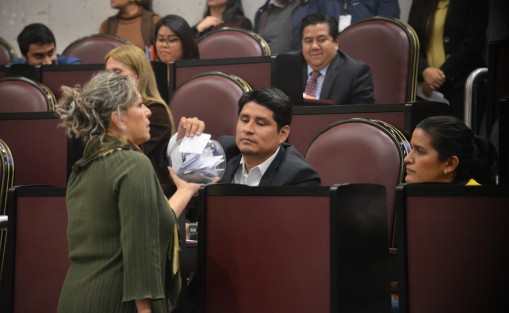 Rubén Ríos Uribe, es el nuevo presidente de la Mesa Directiva del Congreso de Veracruz. Con 23 votos a favor, 9 en contra y 3 abstenciones fue aprobada como Vicepresidenta, Brianda Kristel Hernández Topete del PRD  y como Secretario Jorge Moreno Salinas del PRI.  