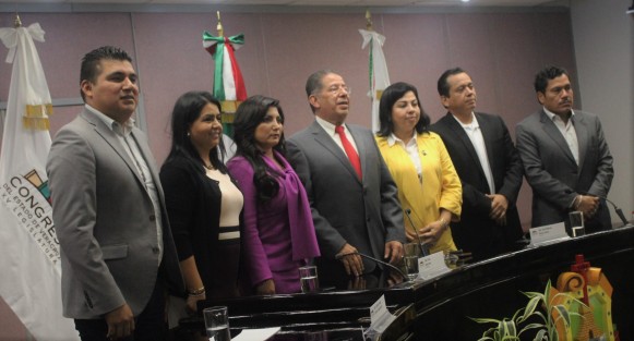 El diputado José Manuel Pozos Castro afirmó que a Veracruz se le puede servir desde una curul o una posición, cualquiera que sea, siempre y cuando exista el compromiso y deseo de servirle. Lo anterior al anunciar, durante los trabajos de la Décima Sesión Ordinaria, su desistimiento de participar en el proceso para la conformación de  la Mesa Directiva para el Segundo Año de Ejercicio Constitucional. 