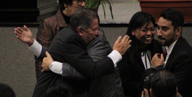 Al concluir su informe, el diputado Manuel Pozos fue felicitado por sus compañeros de todas las fracciones. 