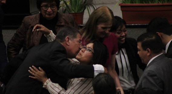 Al concluir su informe, el diputado Manuel Pozos fue felicitado por sus compañeros de todas las fracciones. 