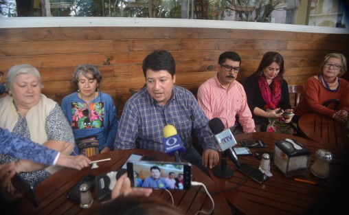 Julio Antonio Flores Guevara e integrantes del Comité por el Bienestar y Defensa Ambiental de Los AtlixcoS, en el municipio de Alto Lucero, externaron su total rechazo a la construcción de una granja avícola que la empresa Pilgrims pretende instalar a escasos 600 metros de la zona urbana.  