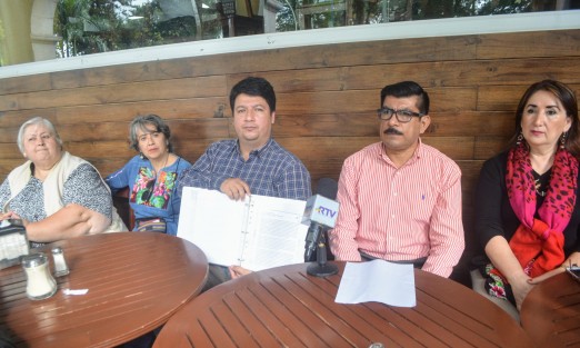 Julio Antonio Flores Guevara e integrantes del Comité por el Bienestar y Defensa Ambiental de Los AtlixcoS, en el municipio de Alto Lucero, externaron su total rechazo a la construcción de una granja avícola que la empresa Pilgrims pretende instalar a escasos 600 metros de la zona urbana.  Consideran que esta empresa causaría graves daños ambientales y problemas  de salud a los habitantes de la zona.
